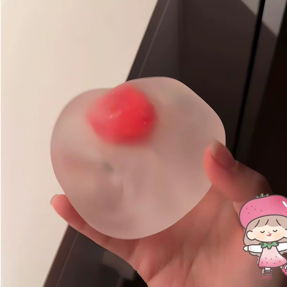 Stress-relieving DIY ball, made of blue maltose, translucent and malleable, soft and absorbent, a finger-squeezing toy for office workers.